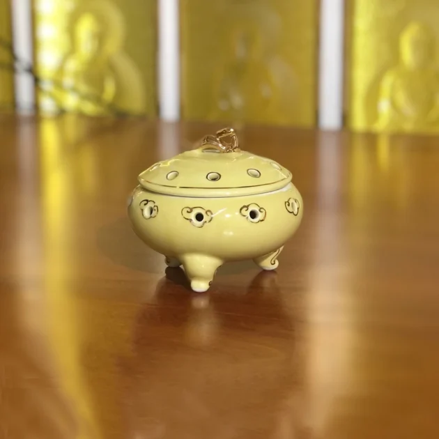 Lư đốt trầm hương bằng sứ, lư trầm Như Ý, lư trầm hoa sen nổi